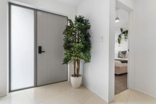 3BR Modern Elegance Near Beaches - 2