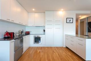 Stunning Views Central Apt - 2