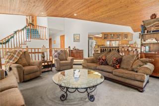 Fox Farm Manor - Custom built home with woodsy vaulted ceilings! - 9