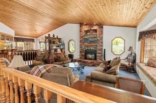 Fox Farm Manor - Custom built home with woodsy vaulted ceilings! - 1