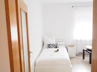 Villa Natur Monteur & Ferienwohnung mit WLAN & PARKPLATZ - Mühlhausen - 6