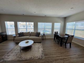 The HoneyBee at Coventry Rows - Omaha - 8