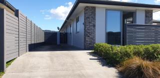 Hosts on the Coast Kupe Cutie - 3