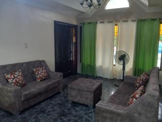 E & L Homestay - - 4