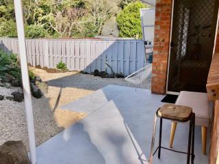 Own sunny quiet haven, own 1 bedroom house & garden with car park, central to Airport, CBD & Sylvia Park Mall - Auckland - 4