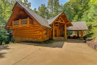 Private Hot Tub and Home Theater Ranger Log Cabin! - 8