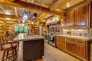 Private Hot Tub and Home Theater Ranger Log Cabin! - Ranger - 2