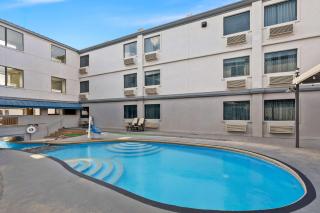 SureStay Plus Hotel by Best Western Lubbock Medical Center - Lubbock - 3