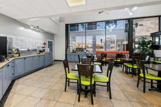 SureStay Plus Hotel by Best Western Lubbock Medical Center - Lubbock - 4