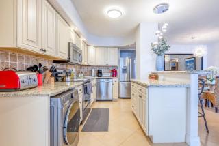 Beachfront Getaway Private Balcony & Scenic Views - 6