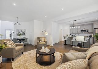 Luxurious and Beautiful, Barrie - 7