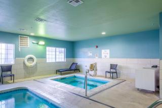 Holiday Inn Express Hotel & Suites Carlsbad by IHG - Carlsbad - 5