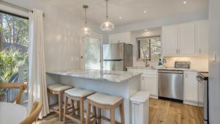 Beach Getaway, Lagoon, Private Deck - Île de Hilton-Head - 8