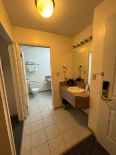 Killam Krossing Hotel - - 2