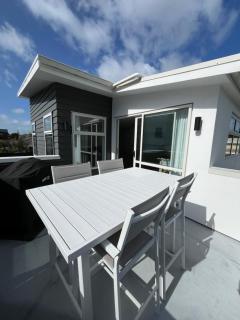Papamoa Family Beach House - 0