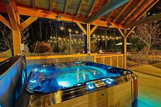 Luxury Cabin with Heated Pool, Hot-Tub & Deluxe Outdoors - Morganton - 9