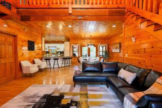 Luxury Cabin with Heated Pool, Hot-Tub & Deluxe Outdoors - Morganton - 2