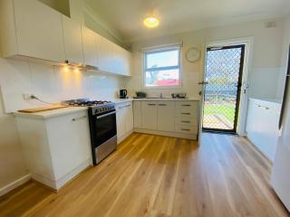 Large Home and Yard Gateway to Barossa, Davoren Park - 0