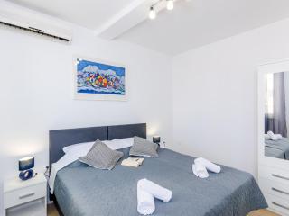 Miracle Apartments - Comfort Studio Apartment with Terrace and City View - 5