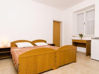 Apartment with balcony and sea view - Pomena - 2