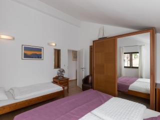 Guest House Kono - Two-Bedroom Apartment with Balcony and Sea View - Marka Gjaje Street - 8