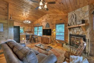 Bearfoot Ridge Wood-burning fireplace cozy hot tub serene views - Ellijay - 3