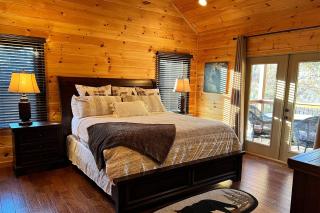 5 OClock Somewhere Hot tub fireplace pool table and more - Mineral Bluff - 1