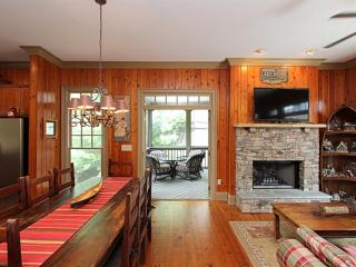 Tippy Canoe Lodge - Relax by the fireplace or play ping pong and foosball - Marblehill - 7