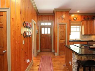 Tippy Canoe Lodge - Relax by the fireplace or play ping pong and foosball - Marblehill - 2