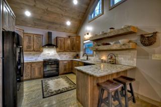Holly Berry Hill Newly built elegant rustic interiors cozy hot tub - 1