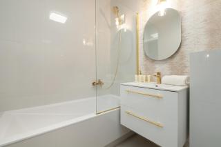 Exceptional Apartment with Parking by Noclegi Renters - Katowice - 8