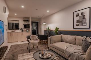 High Roller Luxury Casino Suite & Hot Tub - 4