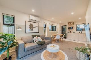 Misty Meadows Manor - Your Urban Oasis - Christchurch - 5