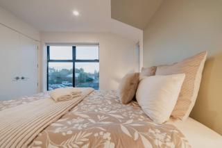 Misty Meadows Manor - Your Urban Oasis - Christchurch - 9