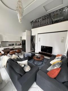 Luxury Pool Villa 5BR 12pax with Private Lift in Ekkamai - Bangkok - 1