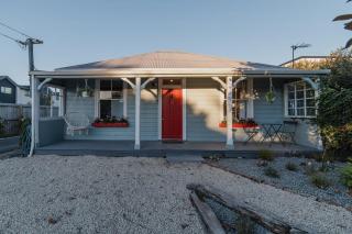 Peaceful City Cottage & Hot Tub - 9