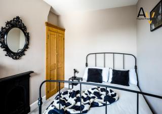 Chic Two-Bedroom House - Central, Garden, Fast Wi-Fi, Perfect for Business Travellers By AV Hughes Properties - Northampton - 1