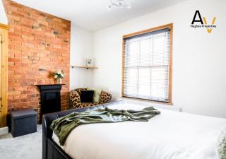 Chic Two-Bedroom House - Central, Garden, Fast Wi-Fi, Perfect for Business Travellers By AV Hughes Properties - Northampton - 3