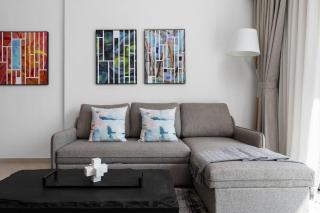 Waves - Luxurious Comfort with City Views in Oxford 212 - Dubai - 4