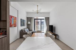 Waves - Luxurious Comfort with City Views in Oxford 212 - Dubai - 3