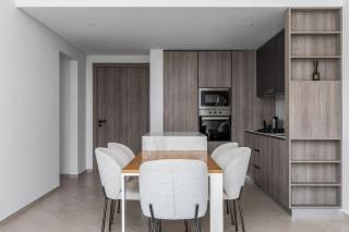 Waves - Luxurious Comfort with City Views in Oxford 212 - Dubai - 2