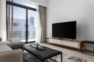 Waves - Luxurious Comfort with City Views in Oxford 212 - Dubai - 5
