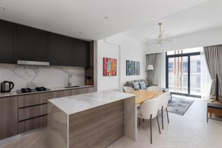Waves - Luxurious Comfort with City Views in Oxford 212 - Dubai - 6