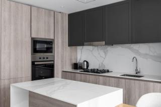 Waves - Luxurious Comfort with City Views in Oxford 212 - Dubai - 1