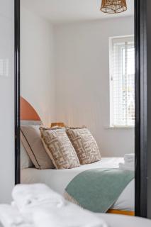 Stylish & Chic 3 bed House - 7