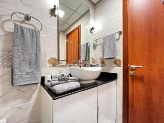 Studio Apt w Modern Amenities in Prime Location - Dubai - 4