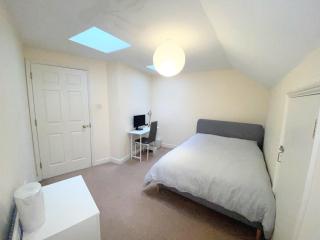 Cozy Double Room Next to Putney Bridge and High Street - London - 4