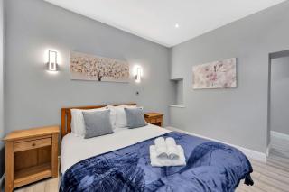 2 Bedroom -Beautiful and Stylish Ensuite Condo with Parking - Norwich - 5