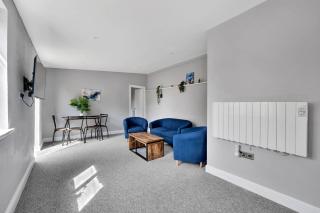 2 Bedroom -Beautiful and Stylish Ensuite Condo with Parking - Norwich - 8