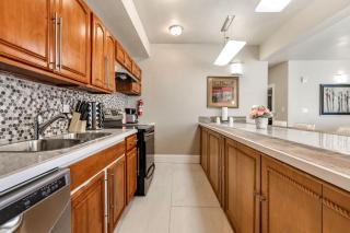 Spacious and Fully Furnished Condo Near St. Charles - New Orleans - 1